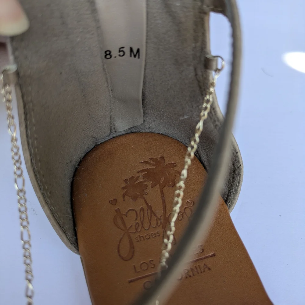 Elegant Beige Sandals with Chain Detail - Picture 3 of 5